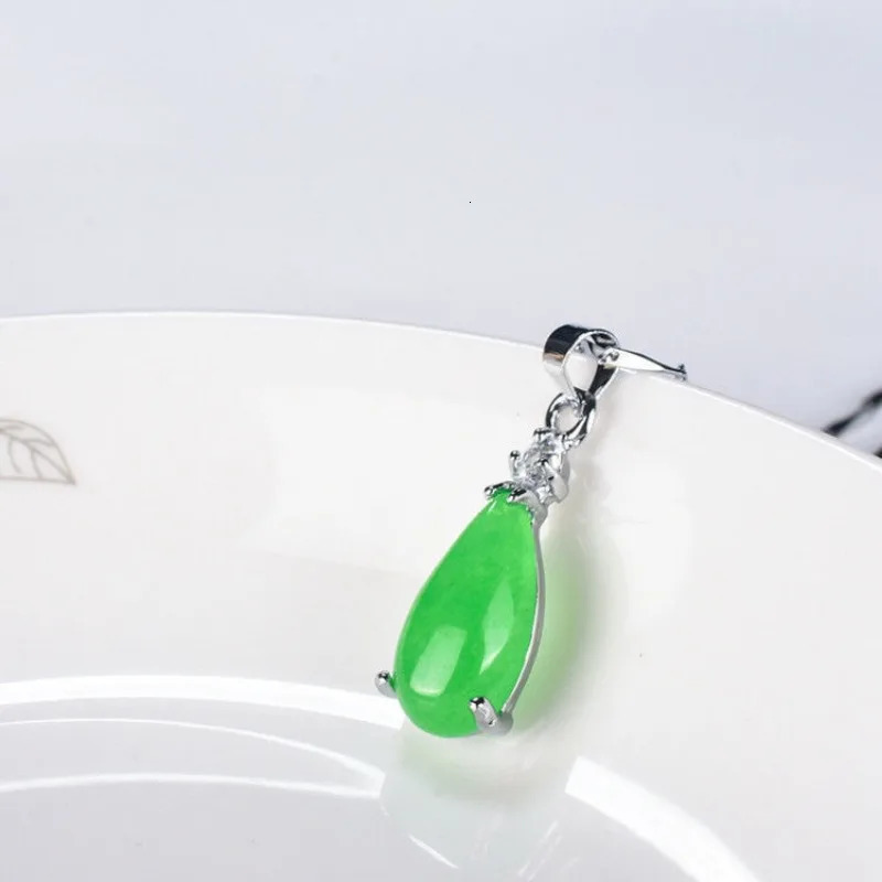Green Malay Yu necklace pendant exquisite silver inlaid with small water droplets green agate pendant. 250106