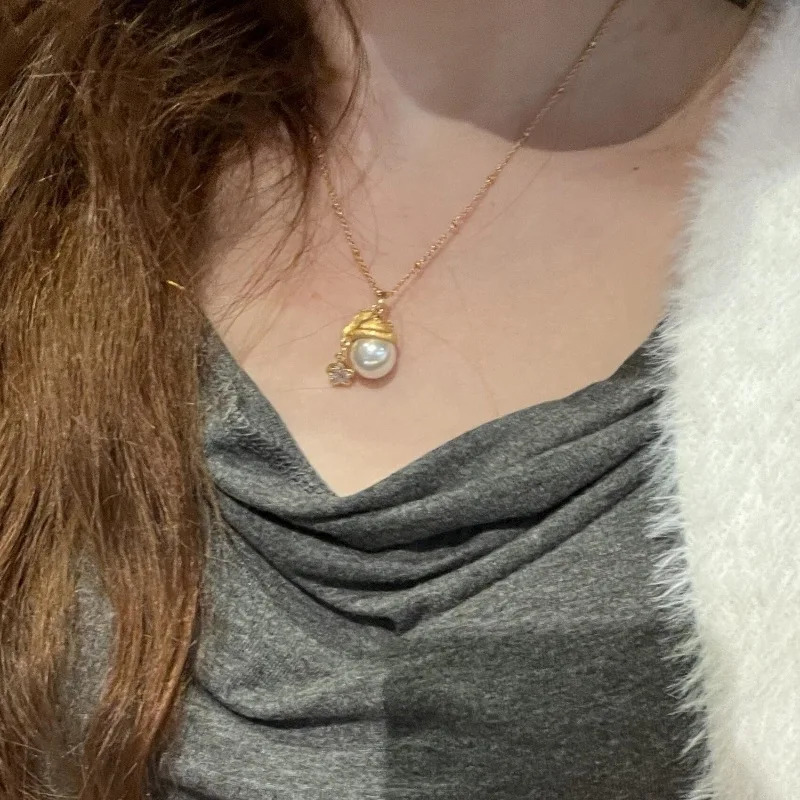 Women Pendant French Light Retro Brushed Pearl Christmas Hat Star Necklace Small Exquisite Fashion Clavicle Chain Copper 250106