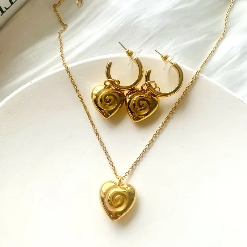 French Style Special ed Heart Shaped Jewelry Sets Copper Ear Studs Golden Color Plated Necklaces For Women On Sale 250102