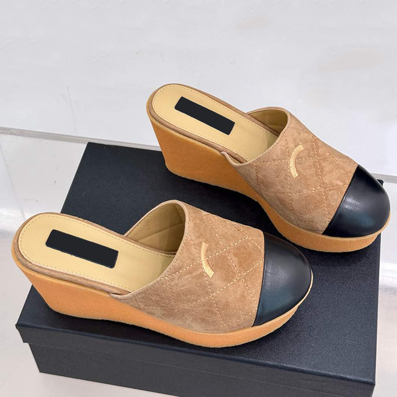 Lambskin Women Wedge Platform Heels Slippers Matelasse Quilted Texture Outdoor Sandals Vintage Black Brown Leisure Shoe Girls Casuals Shoe With Dust Bags Slides