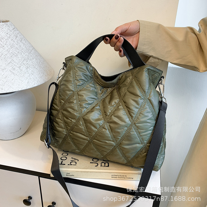 Fashion diamond grid space cotton hand-held women's new down filled tote simple solid color shoulder bag, autumn and winter
