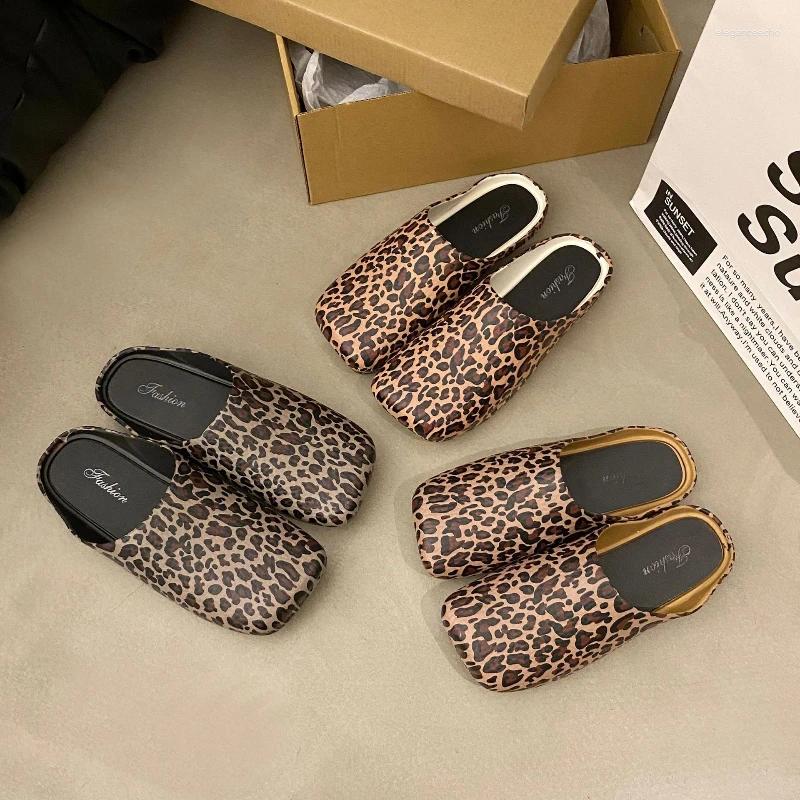 2025 S Fashion Designer Sandals Lazy Shoes Women S Half Drag Trendy Leopard Print Walking Foot Stomping Toe Toed Barefoot Spring And Summer