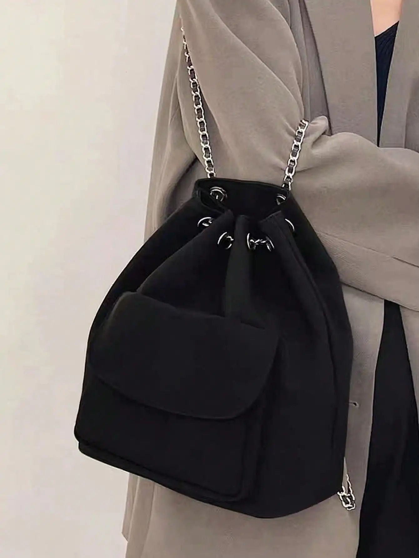 Minimalist casual silk black chain bucket bag Korean version drawstring large capacity commuting backpack 250102