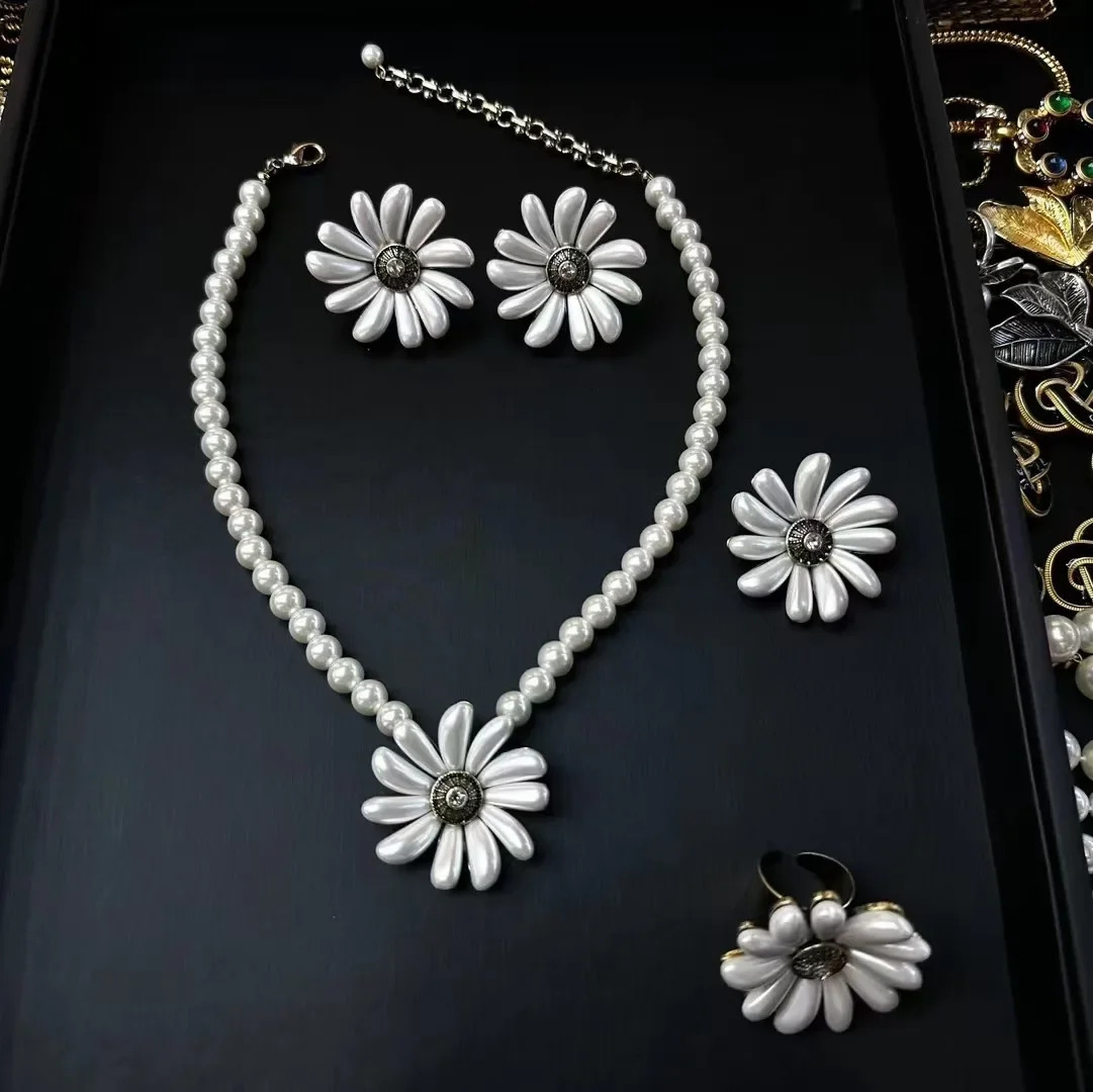 Vintage French White Daisy Earrings Pearl Necklace Ring Pendant Brooch Pin Set Big Flower Women Jewelry Suit Accessories Fashion 250102