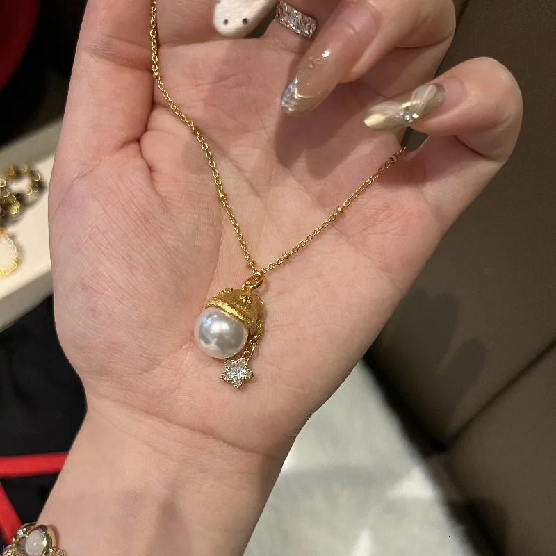 Women Pendant French Light Retro Brushed Pearl Christmas Hat Star Necklace Small Exquisite Fashion Clavicle Chain Copper 250106