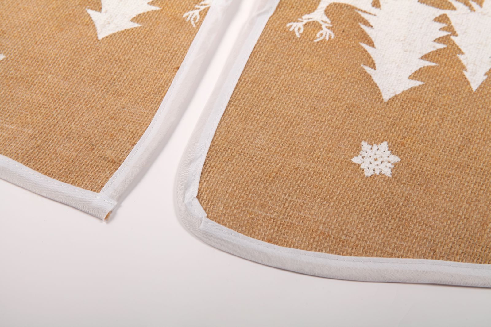Elegant Christmas Tree Skirt - Ideal Accessory for a Merry Season