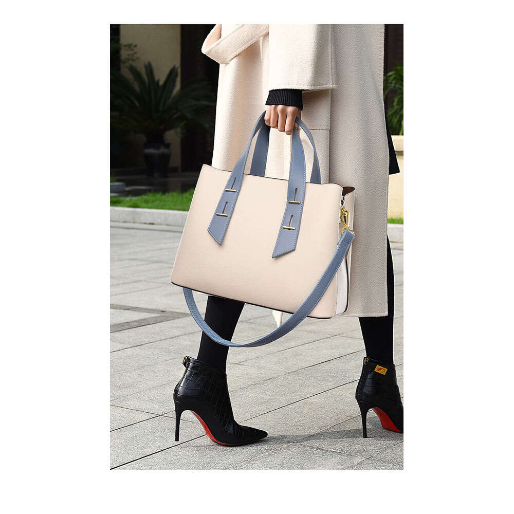 Women's handbag, with a high-end autumn commuting feel, large capacity handbag, fashionable women's handbag, can be carried on one shoulder