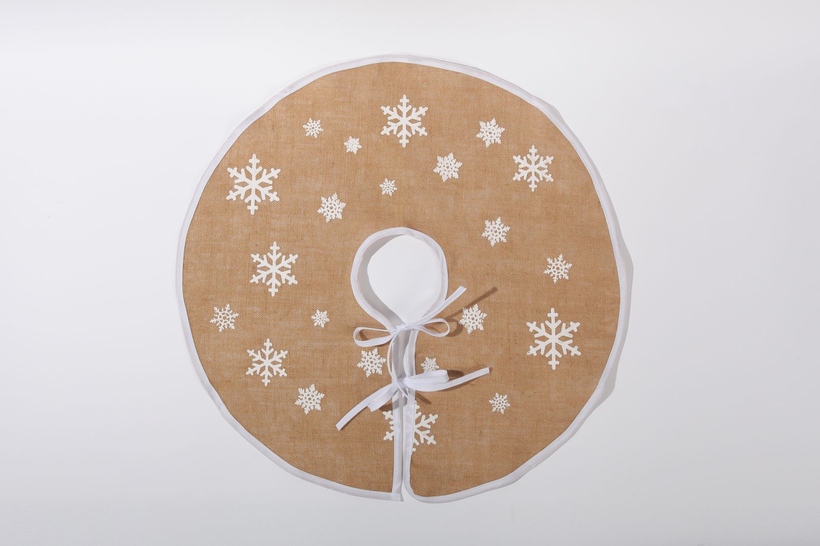 Classic Elaborate Winter Wonderland-Inspired Christmas Tree Skirt Ornamental Accent