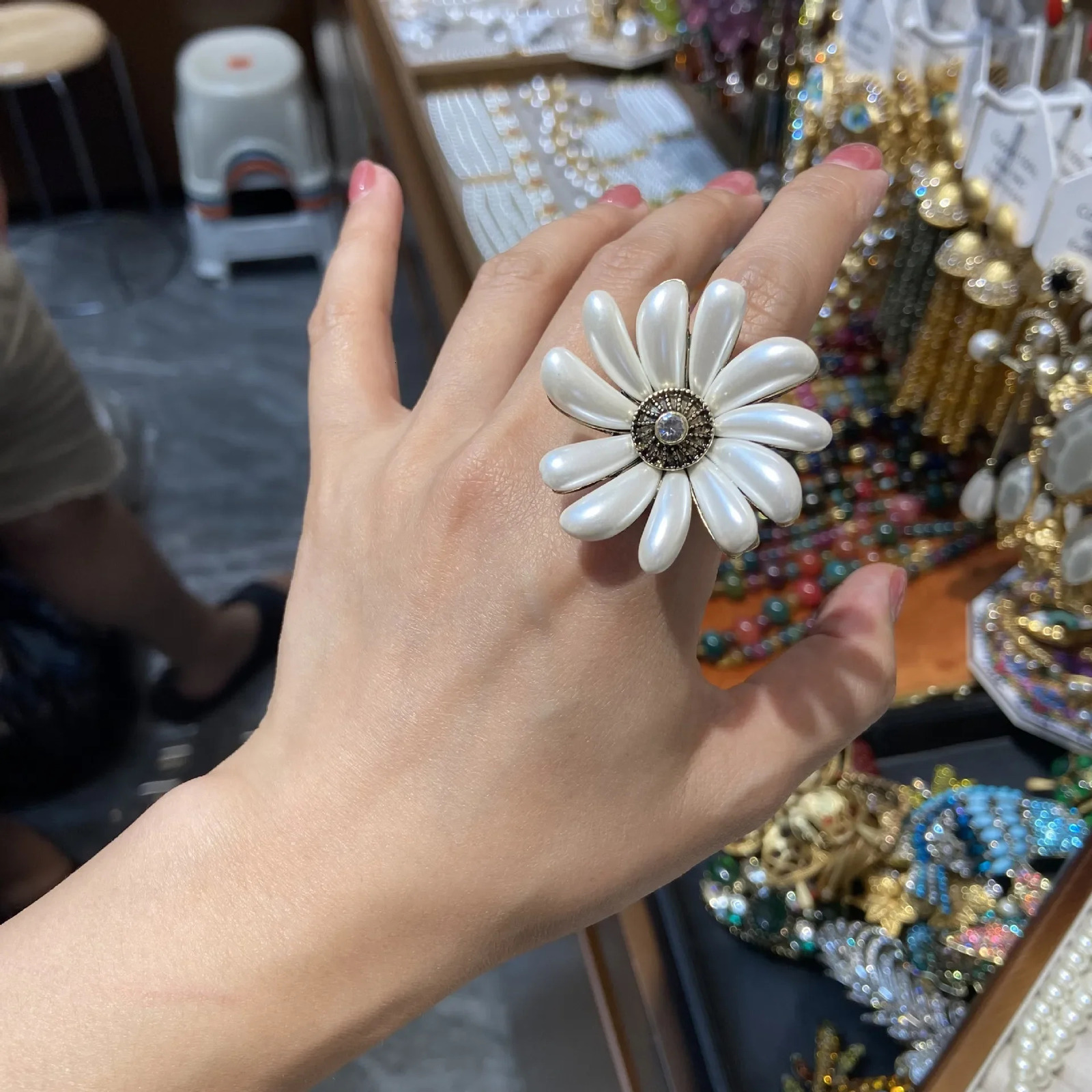 Vintage French White Daisy Earrings Pearl Necklace Ring Pendant Brooch Pin Set Big Flower Women Jewelry Suit Accessories Fashion 250102