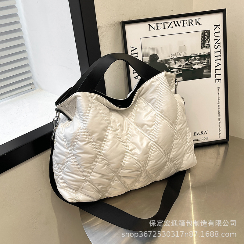 Fashion diamond grid space cotton hand-held women's new down filled tote simple solid color shoulder bag, autumn and winter