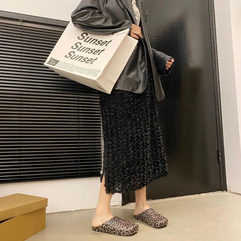 2025 S Fashion Designer Sandals Lazy Shoes Women S Half Drag Trendy Leopard Print Walking Foot Stomping Toe Toed Barefoot Spring And Summer