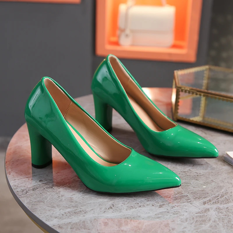 2024 Summer Outwear Womens Large Heels Pointed Solid Color Light Mouth Versatile Comfortable Single Shoes for Women 250103