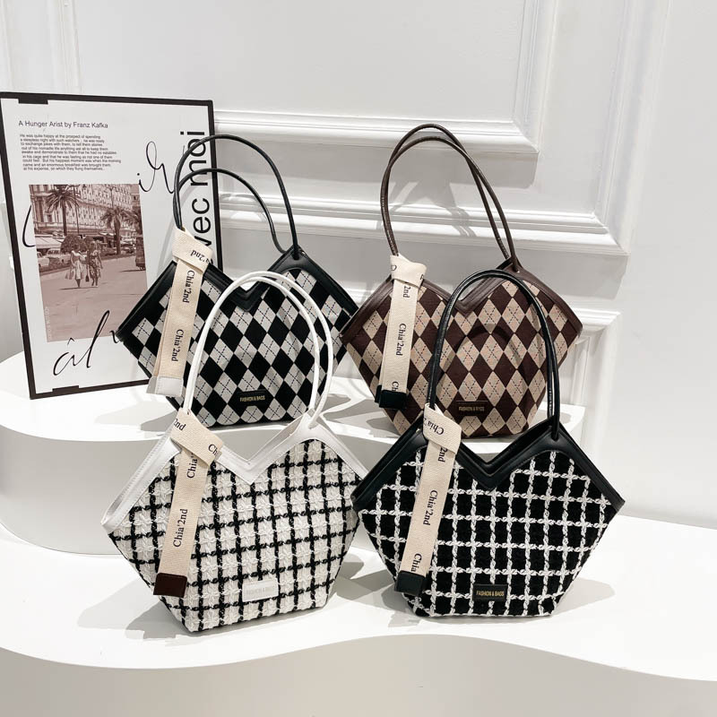 Fashion large capacity NEW single shoulder women 2025 new summer senior sense commuter bucket bag checkerboard