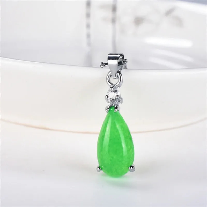 Green Malay Yu necklace pendant exquisite silver inlaid with small water droplets green agate pendant. 250106