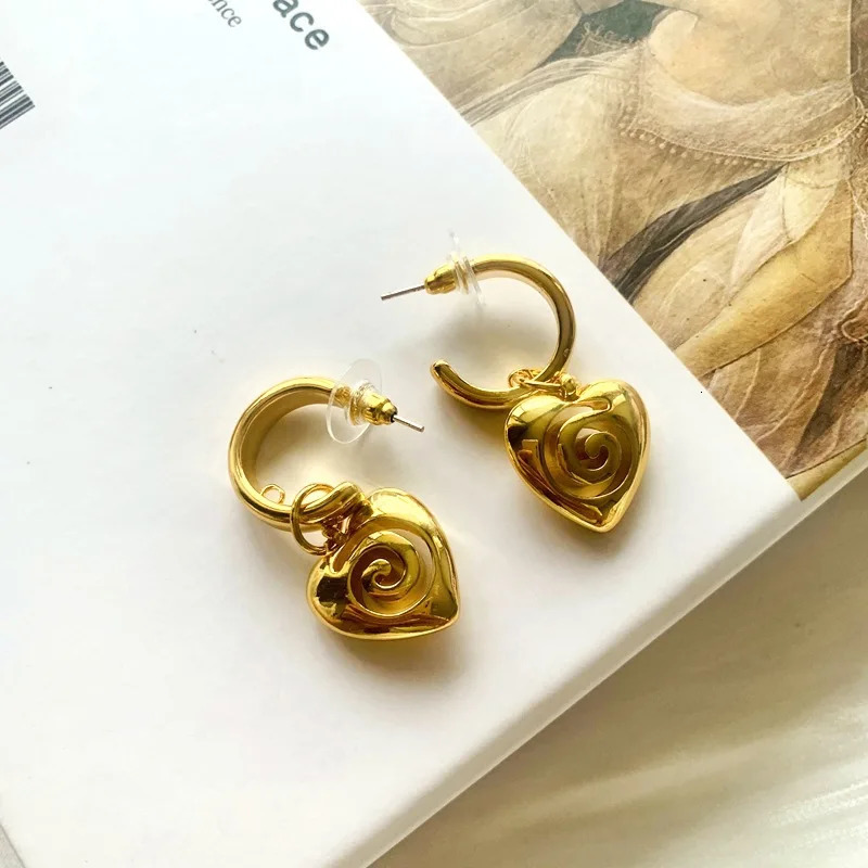 French Style Special ed Heart Shaped Jewelry Sets Copper Ear Studs Golden Color Plated Necklaces For Women On Sale 250102