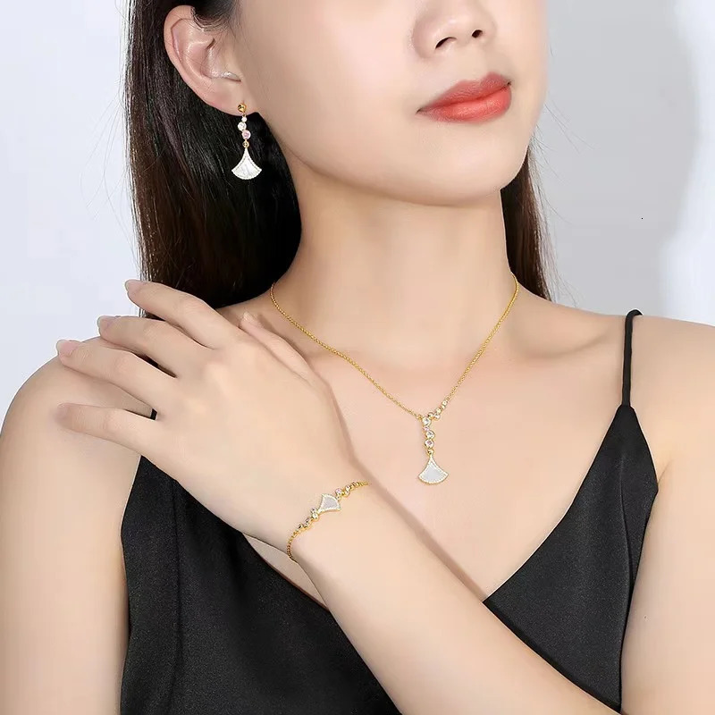 womens skirt white shell necklace niche high-end fashion personalized bracelet earring set 250102
