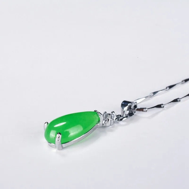 Green Malay Yu necklace pendant exquisite silver inlaid with small water droplets green agate pendant. 250106