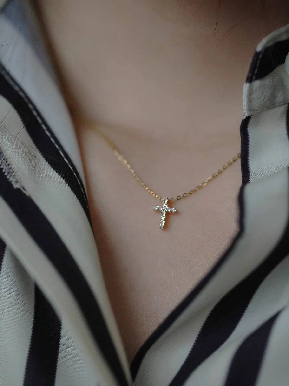 GOLDtutu 9k Real Gold Mini Cross Pendant Exquisite Minimalist Personalized For Women Necklace kj489 250106