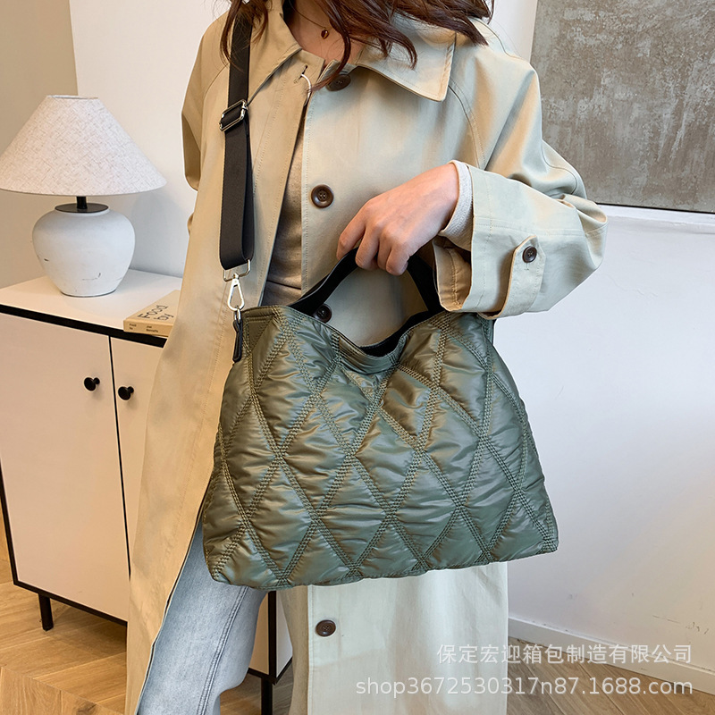 Fashion diamond grid space cotton hand-held women's new down filled tote simple solid color shoulder bag, autumn and winter