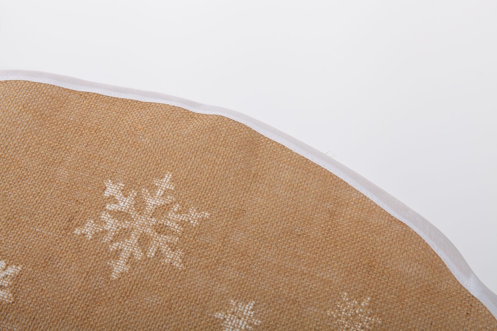 Classic Elaborate Winter Wonderland-Inspired Christmas Tree Skirt Ornamental Accent