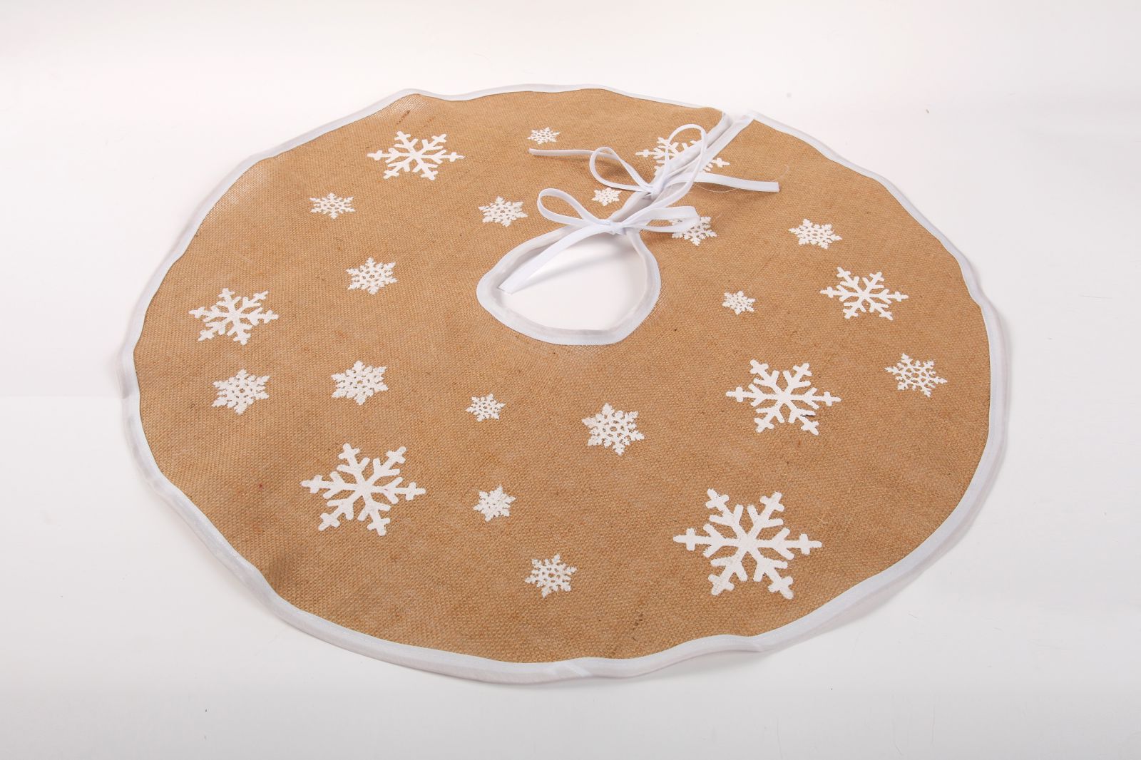 Classic Elaborate Winter Wonderland-Inspired Christmas Tree Skirt Ornamental Accent