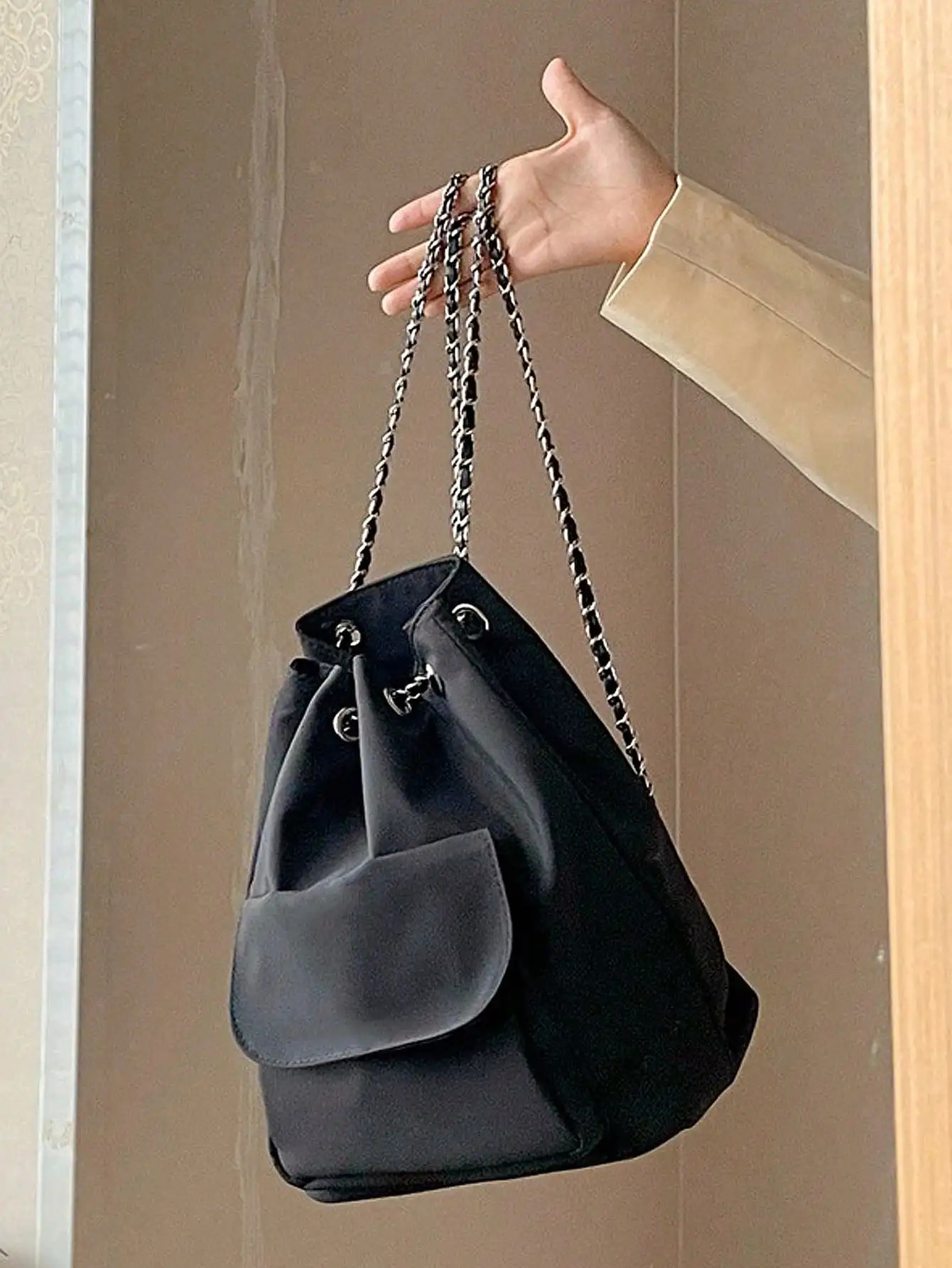 Minimalist casual silk black chain bucket bag Korean version drawstring large capacity commuting backpack 250102