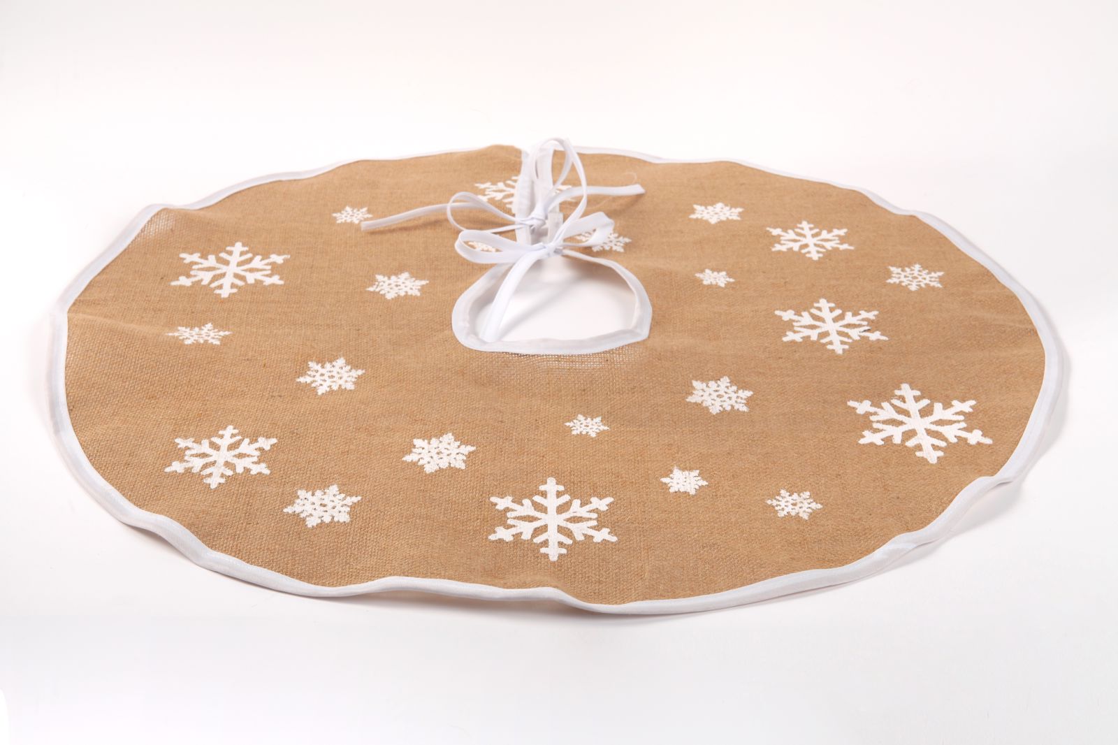 Classic Elaborate Winter Wonderland-Inspired Christmas Tree Skirt Ornamental Accent