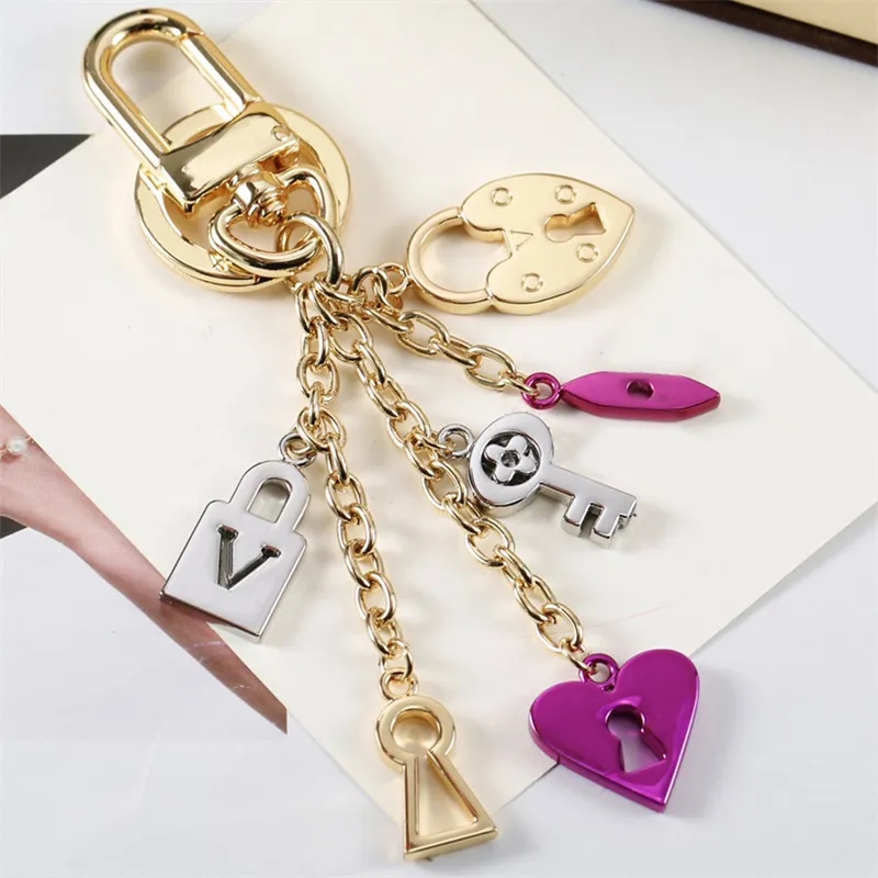L Monogram eather Round Keychains Designer Key Chains Men Women Couple Portachiavi Carabiner Lover Car Keychain Bags charm Pendant Keyrings Buckle Rings