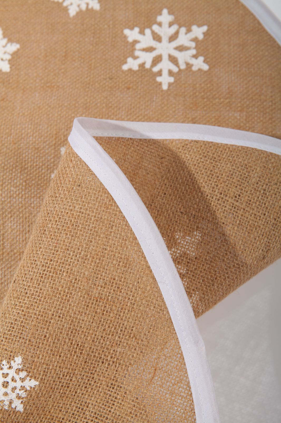 Classic Elaborate Winter Wonderland-Inspired Christmas Tree Skirt Ornamental Accent