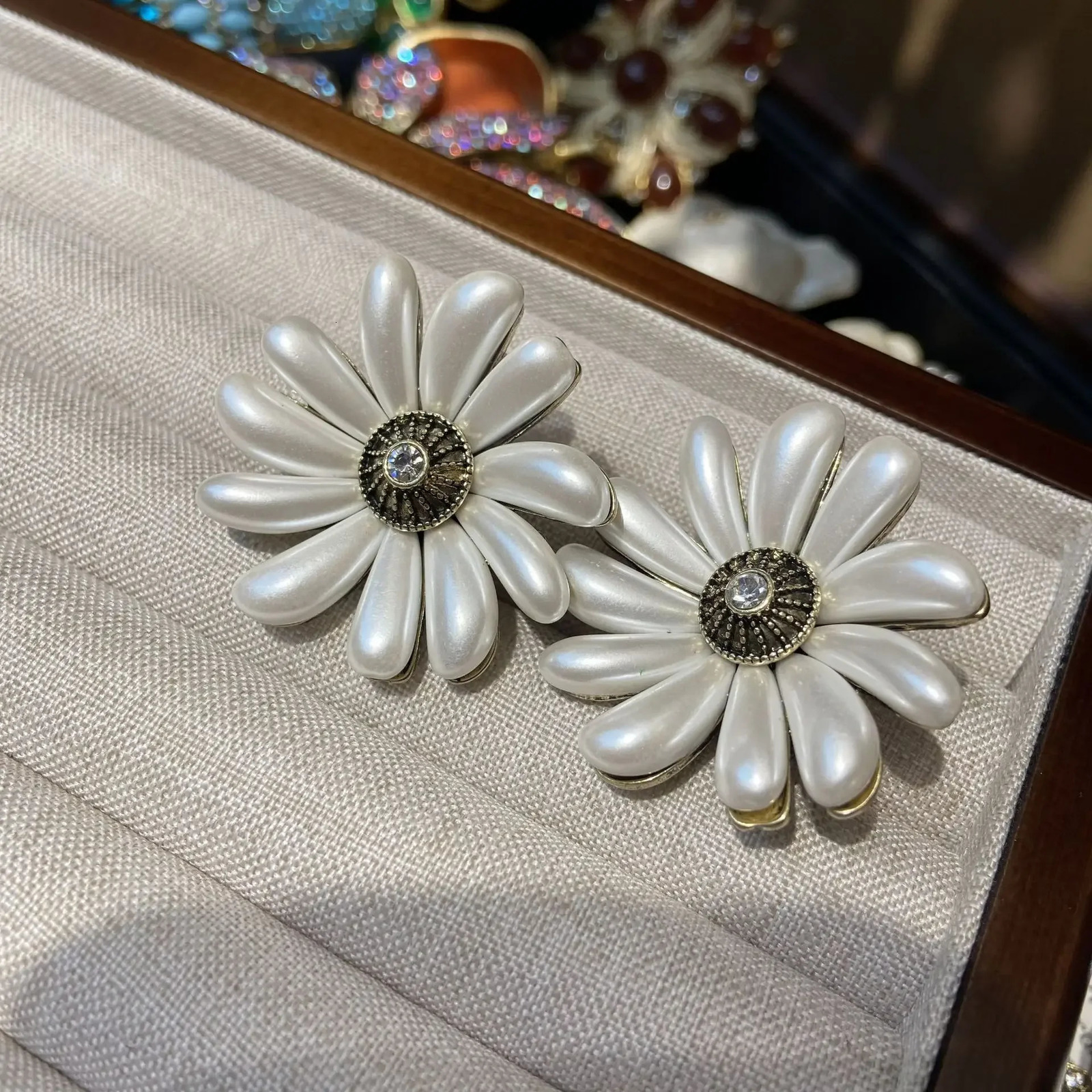 Vintage French White Daisy Earrings Pearl Necklace Ring Pendant Brooch Pin Set Big Flower Women Jewelry Suit Accessories Fashion 250102