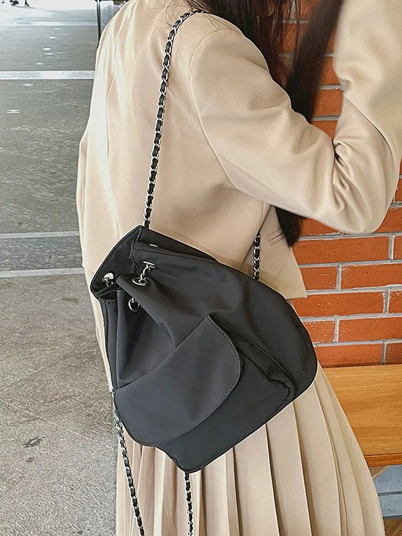 Minimalist casual silk black chain bucket bag Korean version drawstring large capacity commuting backpack 250102