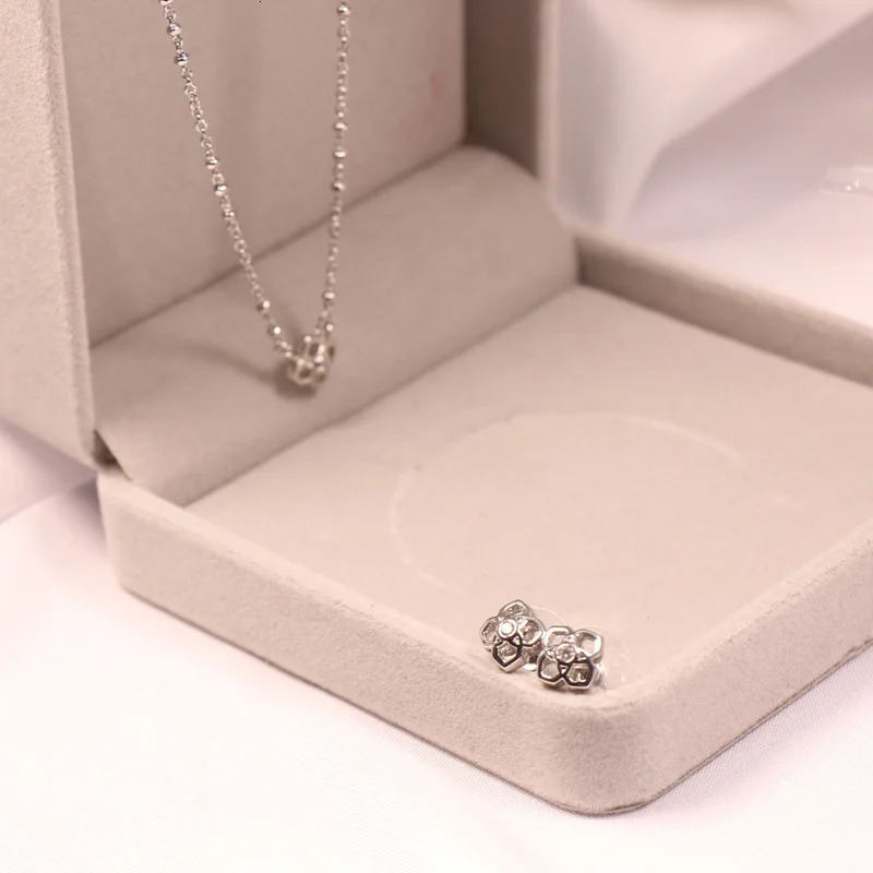 KS Trends Sweet Fresh and Cute Three-dimensional Small Flowers Inlaid with Shiny Rhinestone Necklace Earrings Jewelry Set. 250102