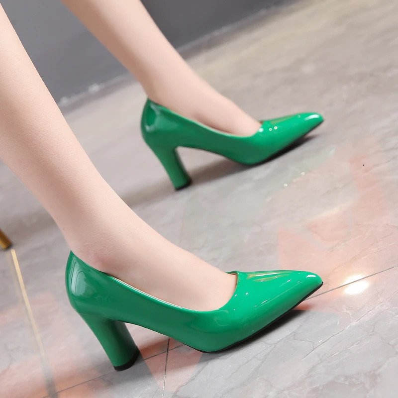 2024 Summer Outwear Womens Large Heels Pointed Solid Color Light Mouth Versatile Comfortable Single Shoes for Women 250103