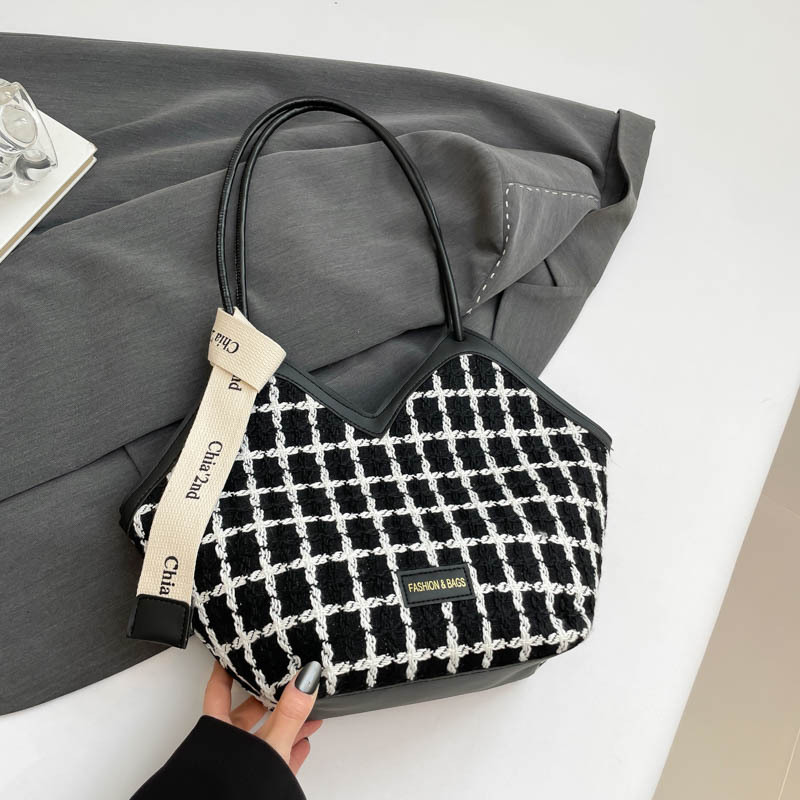 Fashion large capacity NEW single shoulder women 2025 new summer senior sense commuter bucket bag checkerboard
