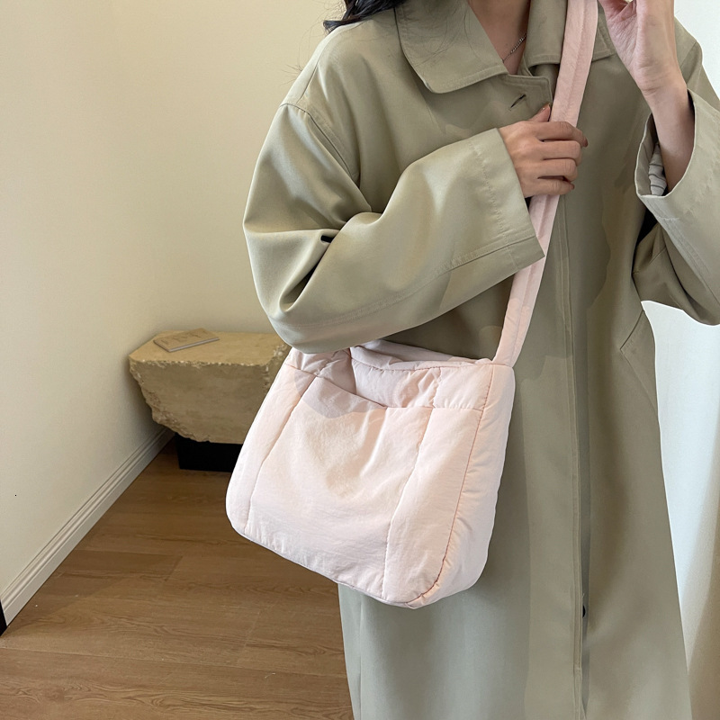 Small versatile single shoulder crossbody women's bag, large capacity, simple and fashionable, 2024 spring new down cotton bag