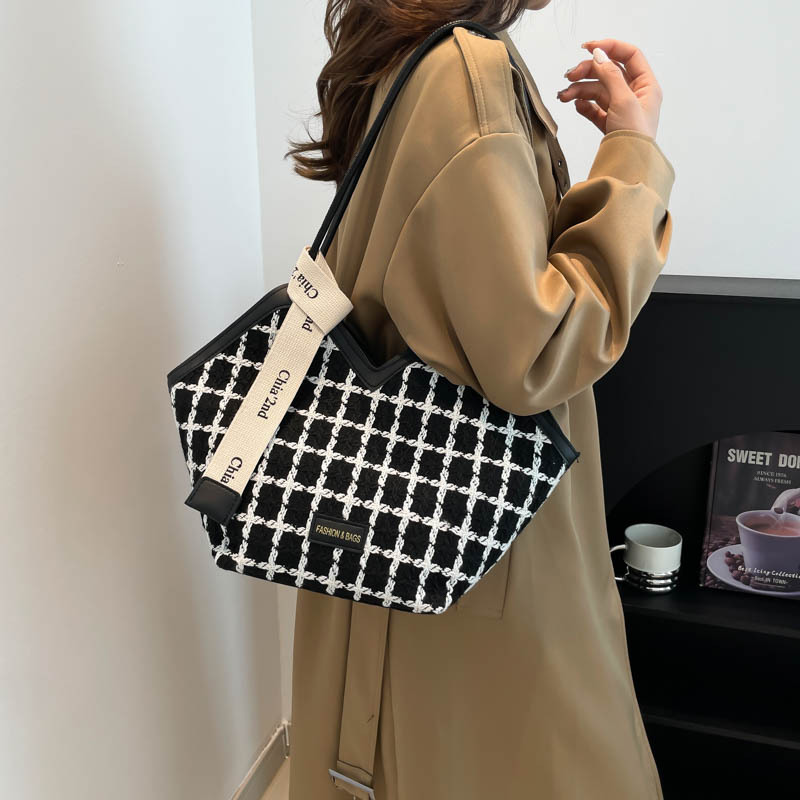Fashion large capacity NEW single shoulder women 2025 new summer senior sense commuter bucket bag checkerboard
