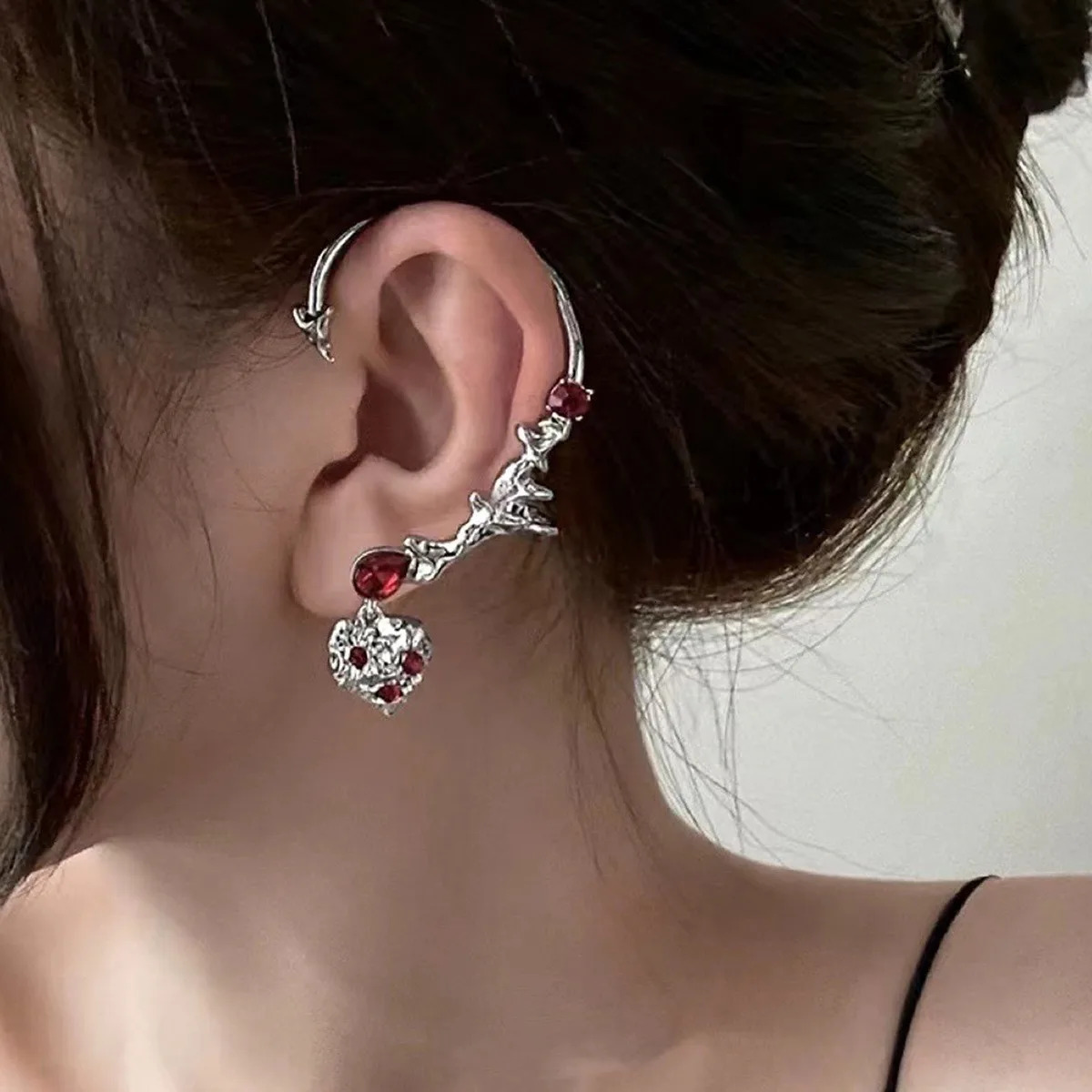 Silver-Color Red Heart Ear Clip Without Piercing for Women Girls Hollow Spider Metal Ear Cuff Earrings Punk Ear-Hook Jewelry 250103