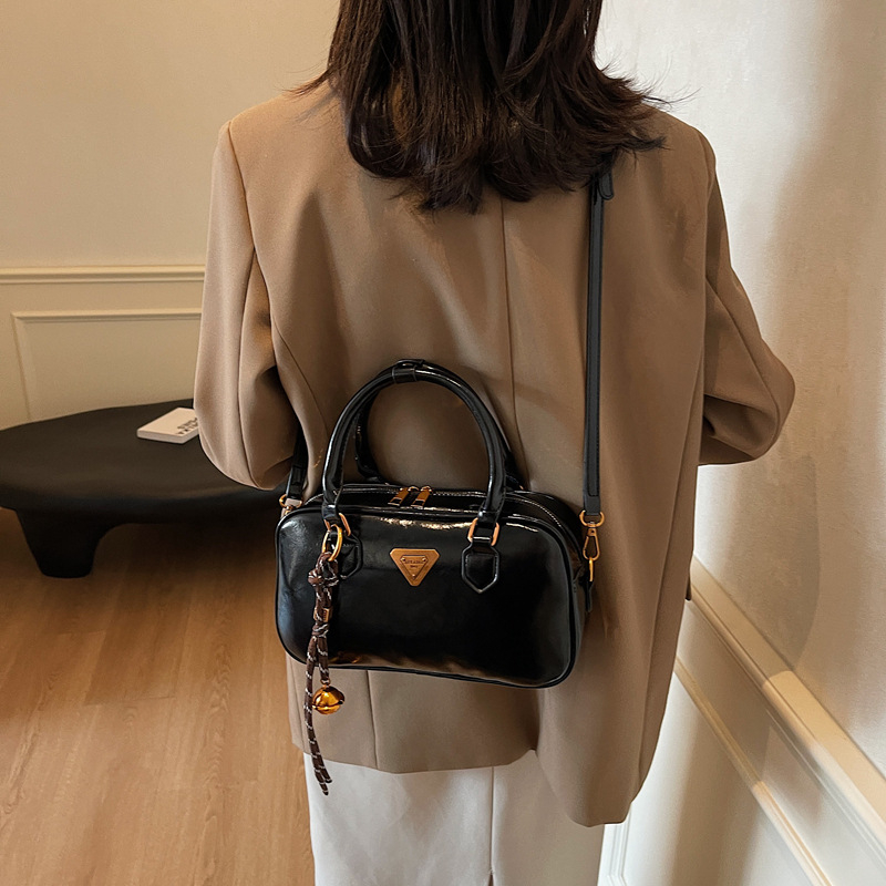 2025 New Free Shipping Designer Single Shoulder Pillow Bag Vintage Solid Color Casual Versatile Tote Package Fashionable Women Black New Free Delivery