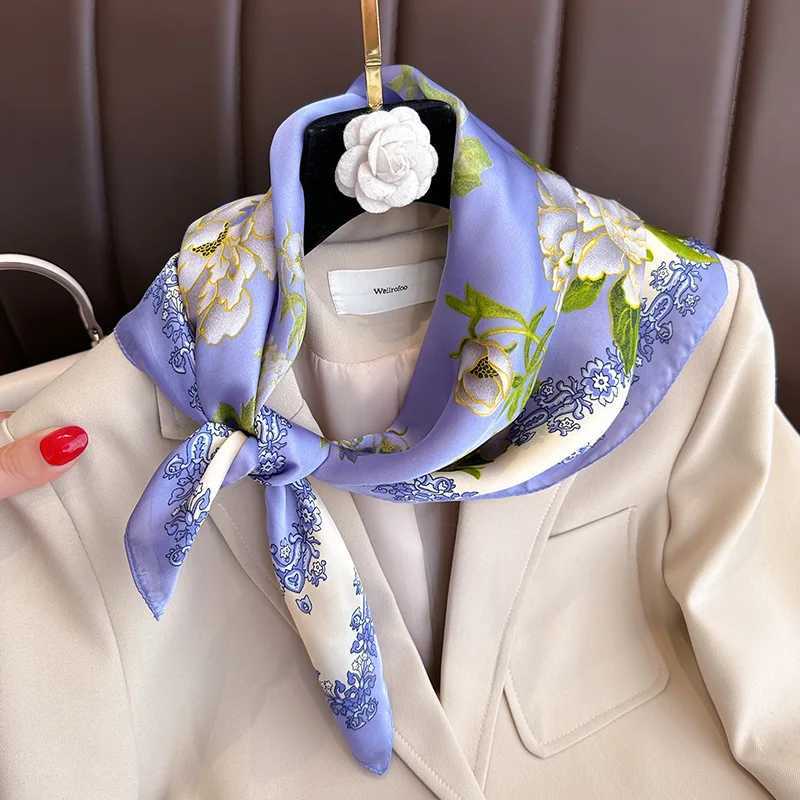 2023 Fashion Luxury Brand Designer Silk Scarf Square for Women Shls Scarves Hjiab Bandana Hair Band Wrist 70 * 70cm W250106