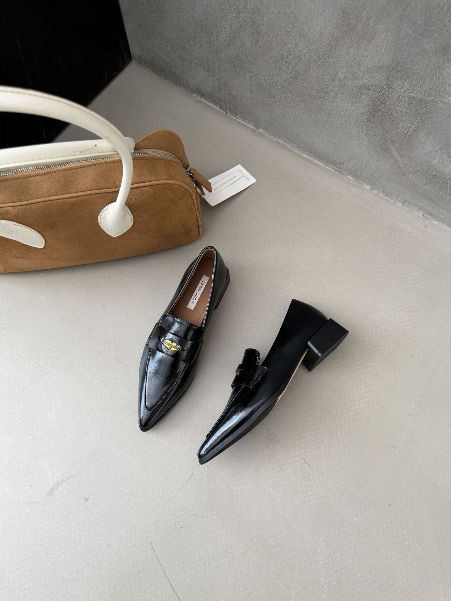 2024 Autumn British style retro pointed loafers, one foot on retro pointed thick heel JK small leather shoes for women