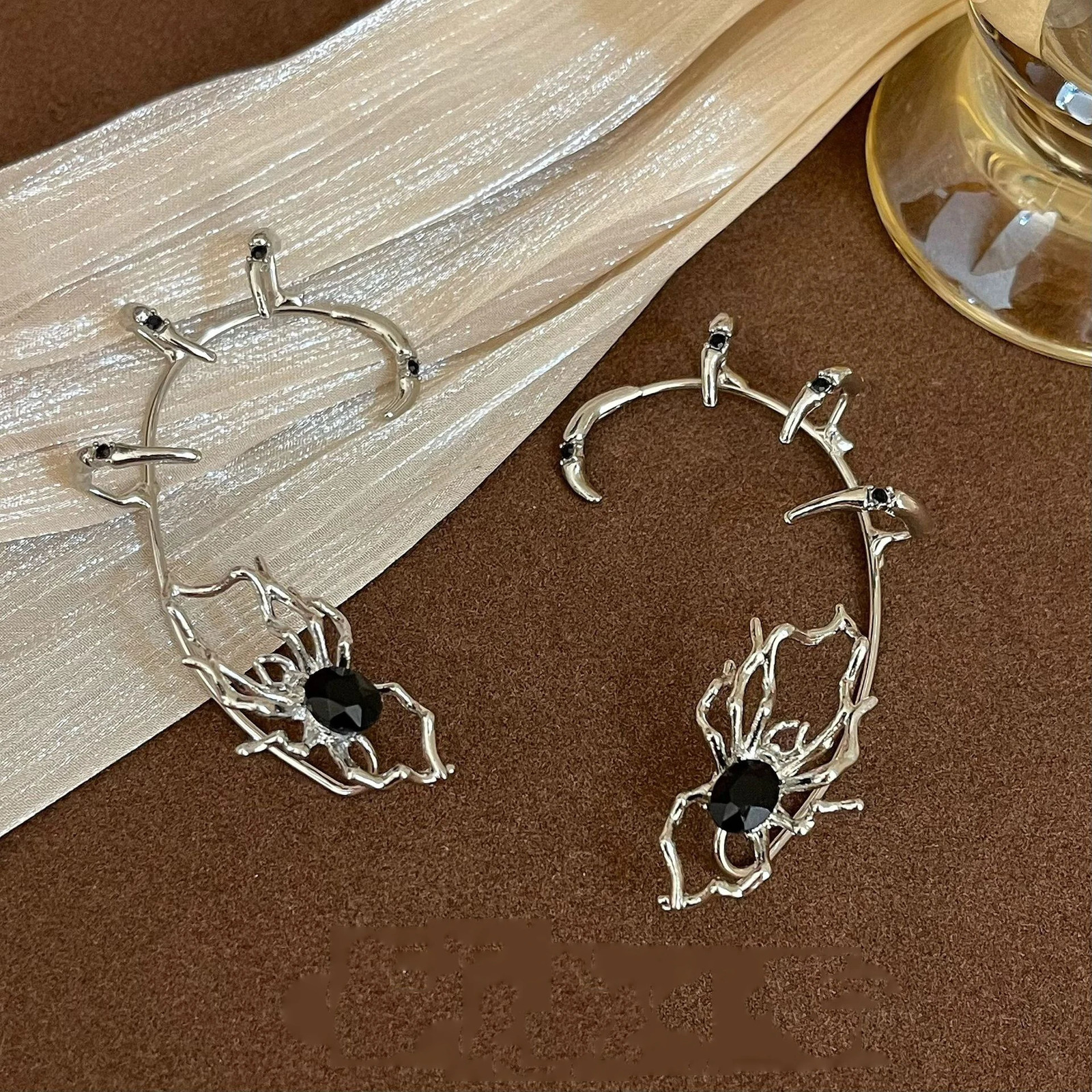 Silver-Color Red Heart Ear Clip Without Piercing for Women Girls Hollow Spider Metal Ear Cuff Earrings Punk Ear-Hook Jewelry 250103