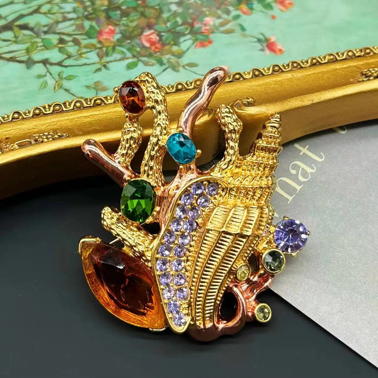 Vintage Fashion Sweet sea style exquisite pin with light elegant high-grade jewelry brooch 241230