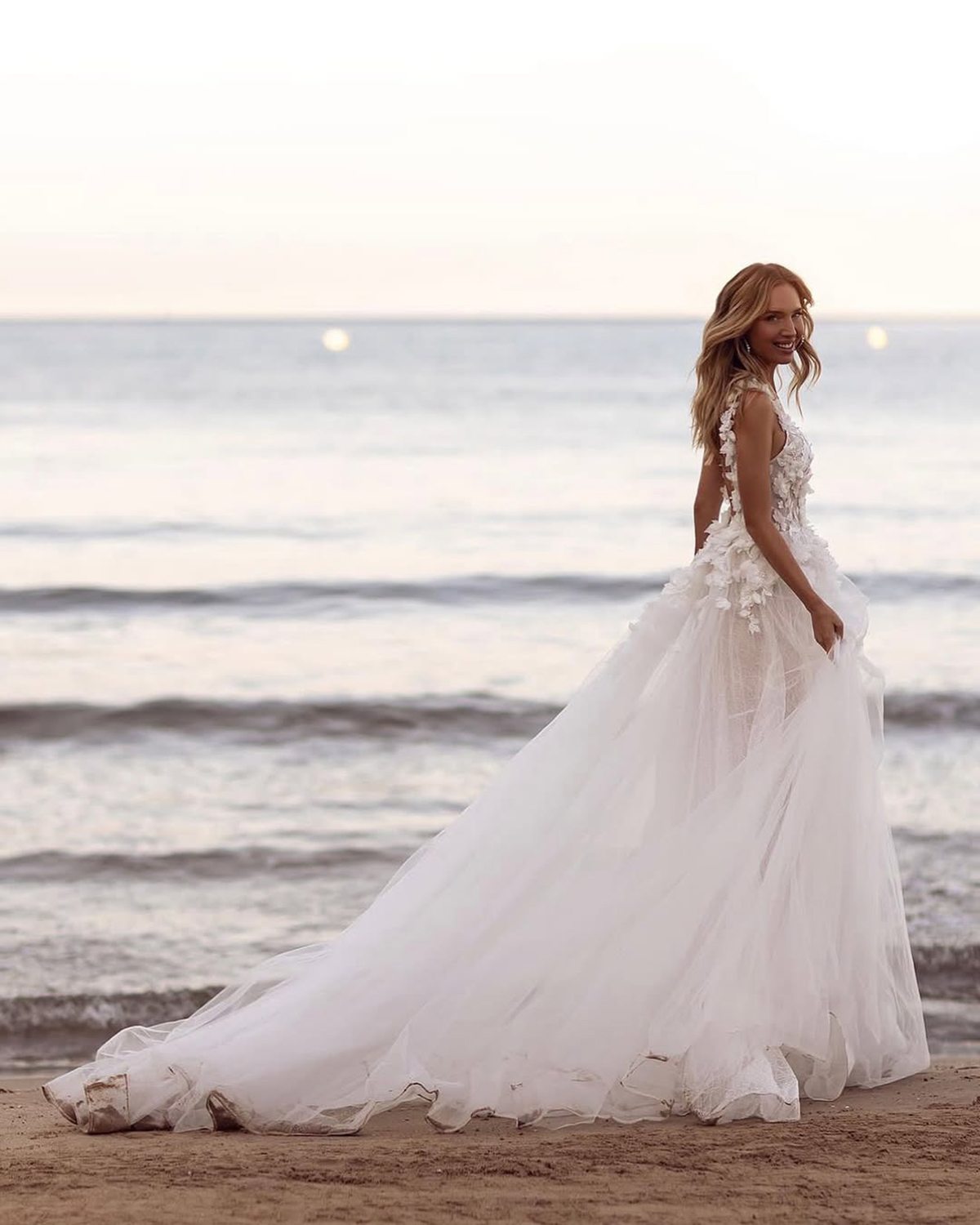 Fancy Wedding Dress Appliques 3D Flowers Beach Bridal Dresses Spaghetti Straps A Line Princess Backless Sweep Train Bride Gowns Plus Size Custom Made