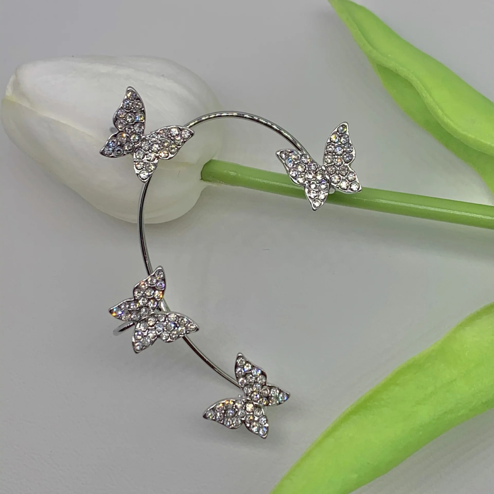 Butterfly ear clip ear hook integrated earrings fairy personality all-match earrings without ear holes 250103