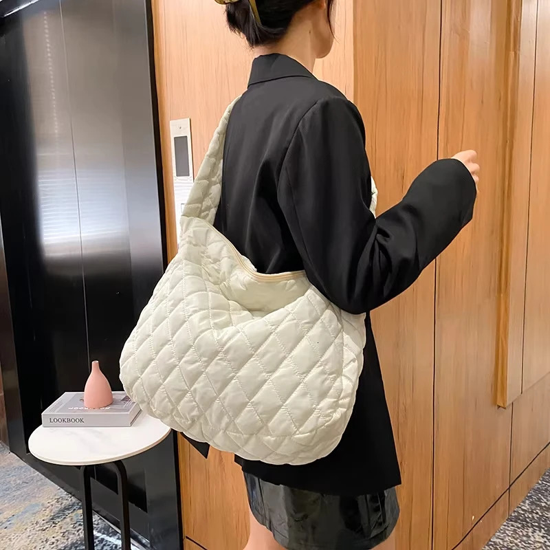 Large capacity bedding handbag lightweight warm in winter cotton padded plain shoulder bag womens underwear bag fluffy handbag 250106
