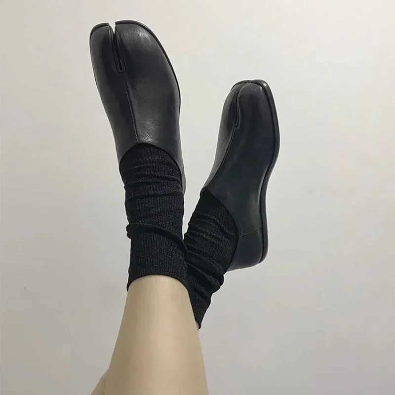 Casual Shoes New Genuine Leather Tabi Flats Women Split Toe Loafers Women Shoes Slip-On Tabi Shoes Pig Hoof Shoes Casual femmes chaussures Y250106U6II