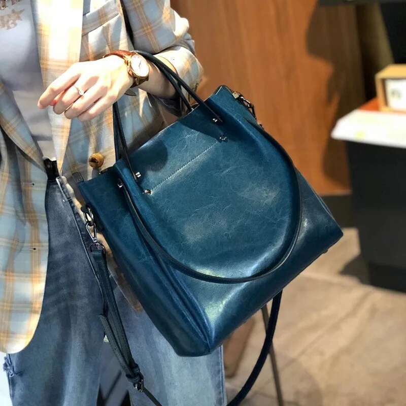 Women's Shoulder High-capacity Casual Tote Oil Wax Cowhide Leather Handbag Lady Commuting Bucket High Quality Messenger Bag