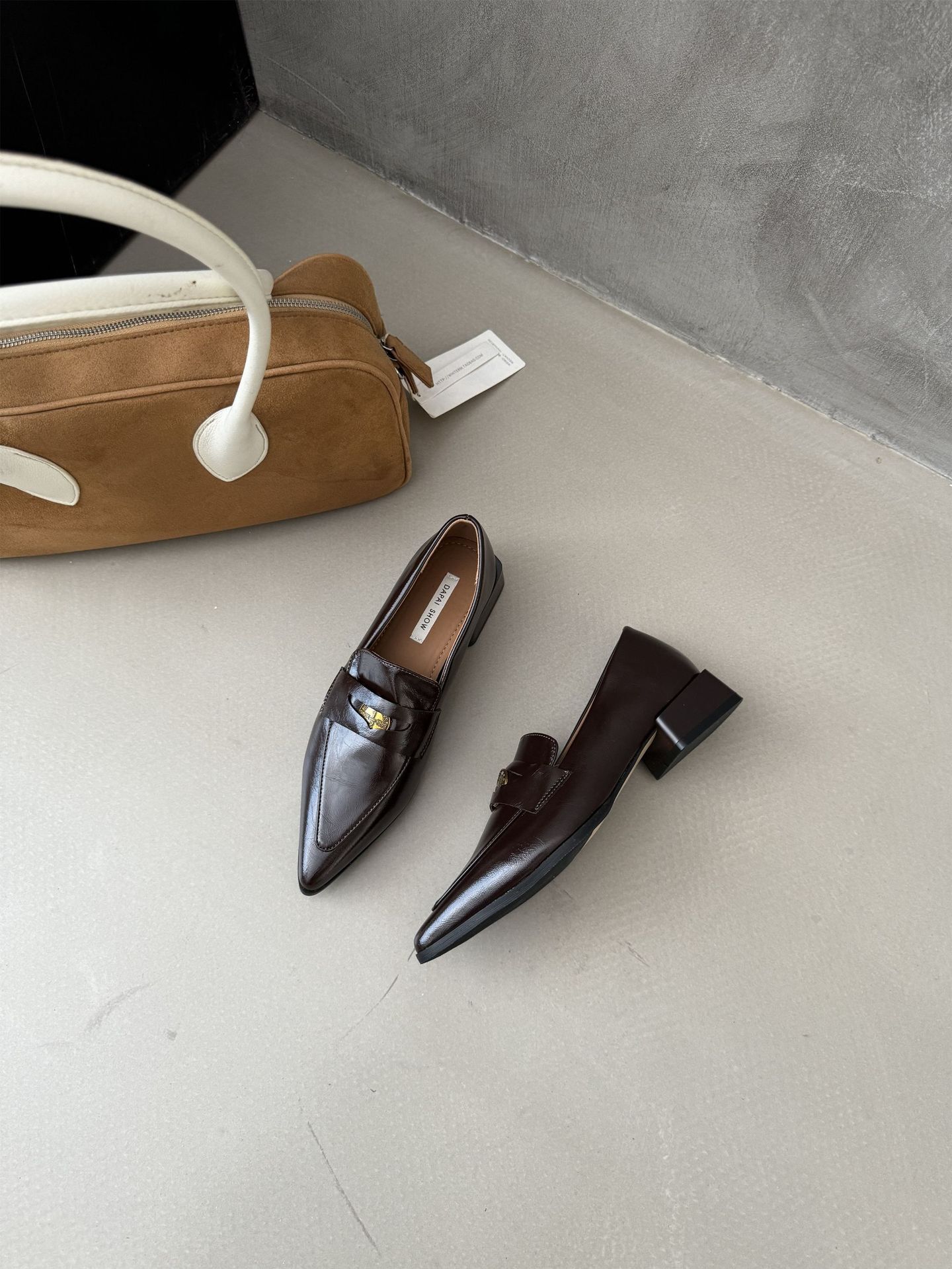2024 Autumn British style retro pointed loafers, one foot on retro pointed thick heel JK small leather shoes for women