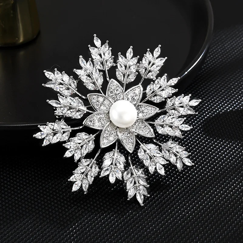 Womens Light n Elegant Inlaid Zircon Pearl Snowflake Brooch Fashionable Versatile Niche n Brooch 241230
