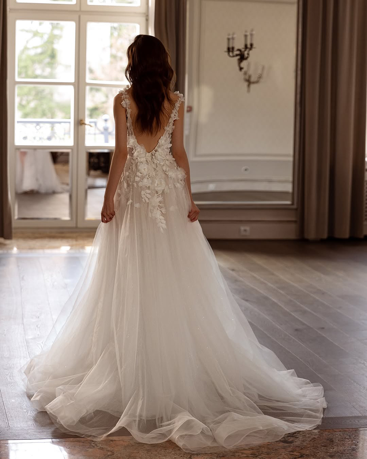 Fancy Wedding Dress Appliques 3D Flowers Beach Bridal Dresses Spaghetti Straps A Line Princess Backless Sweep Train Bride Gowns Plus Size Custom Made